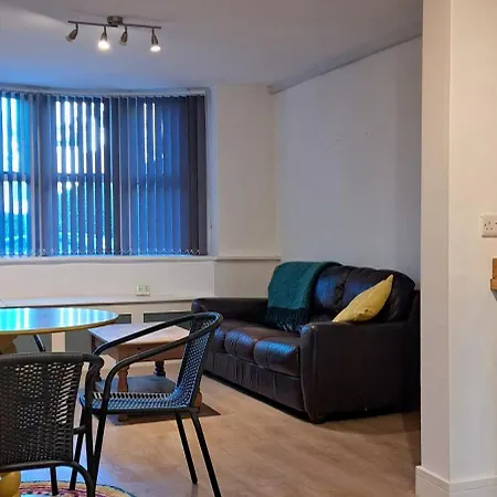 Ground Floor Apartment, Garden And Free Parking - 10 The Rise *