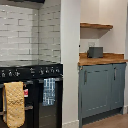 Ground Floor Apartment, Garden And Free Parking - 10 The Rise Apartment *