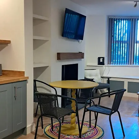 Ground Floor Apartment, Garden And Free Parking - 10 The Rise *