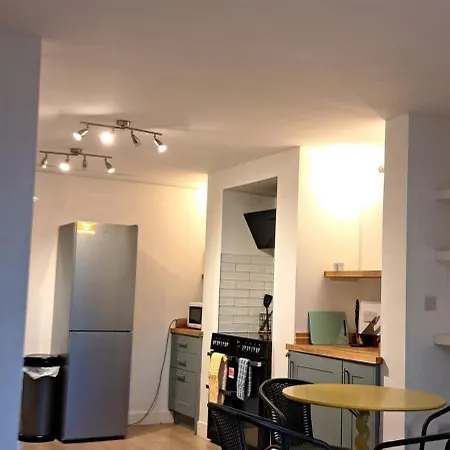 Ground Floor Apartment, Garden And Free Parking - 10 The Rise 리즈