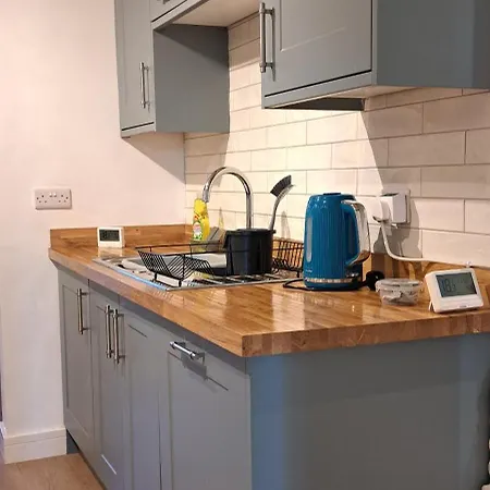 Ground Floor Apartment, Garden And Free Parking - 10 The Rise Apartment *