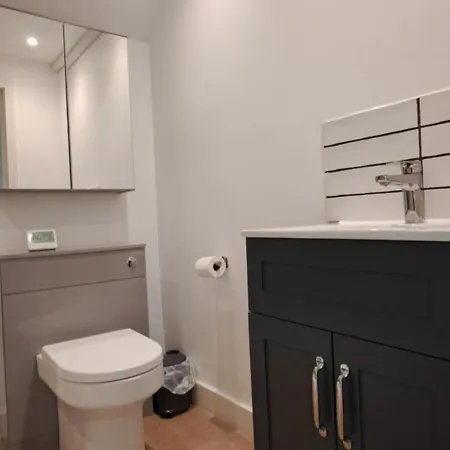 Ground Floor Apartment, Garden And Free Parking - 10 The Rise *