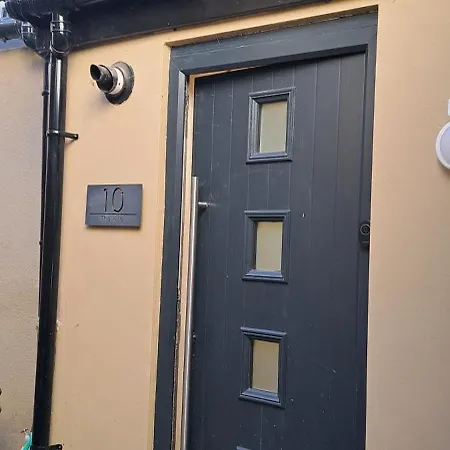 Ground Floor Apartment, Garden And Free Parking - 10 The Rise Apartment *