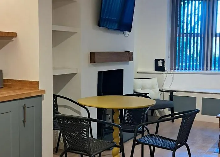 Ground Floor Apartment, Garden And Free Parking - 10 The Rise *