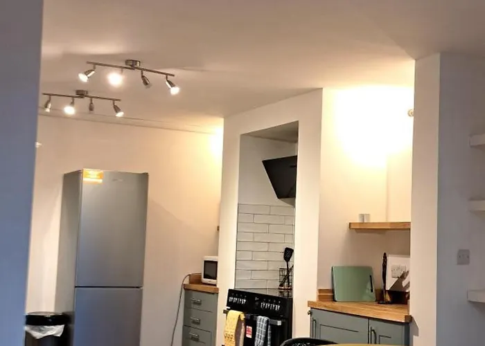 Ground Floor Apartment, Garden And Free Parking - 10 The Rise 리즈