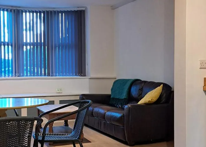 Ground Floor Apartment, Garden And Free Parking - 10 The Rise *