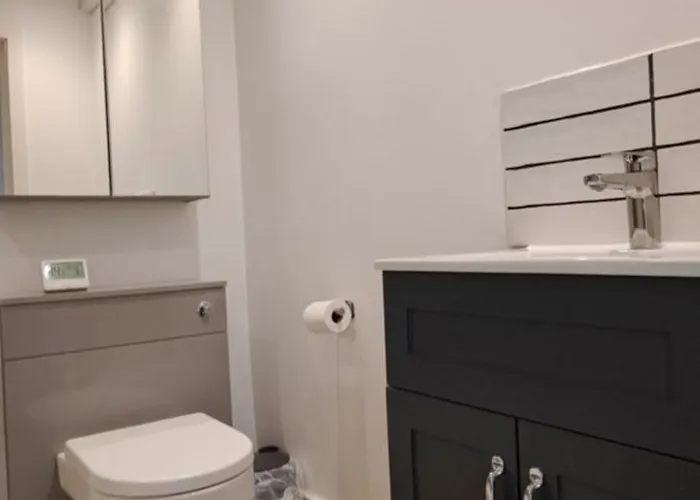 Ground Floor Apartment, Garden And Free Parking - 10 The Rise *